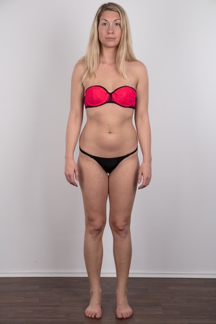 5. Download full pics of model Aneta (28) from czechcasting.com