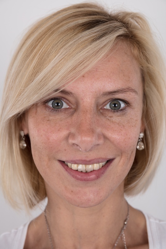 1. Download full pics of Zaneta (33) from czechcasting.com