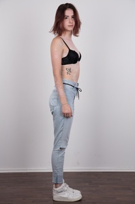 4. Download full pics of Julie (19) from czechcasting.com