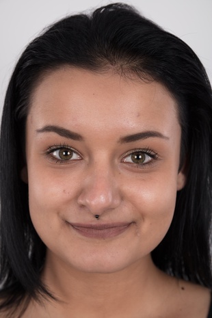 1. Download full pics of model Tereza (18) from czechcasting.com