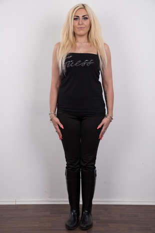 2. Download full pics of model Patricie (28) from czechcasting.com