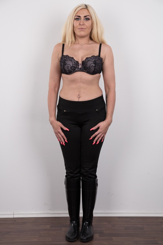 3. Download full pics of Patricie (28) from czechcasting.com