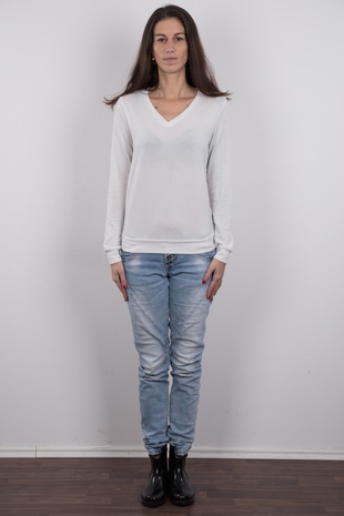 2. Download full pics of model Alzbeta (34) from czechcasting.com