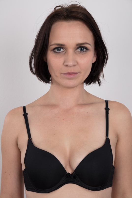 5. Download full pics of Eli (28) from czechcasting.com