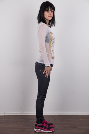 3. Download full pics of model Katka (24) from czechcasting.com