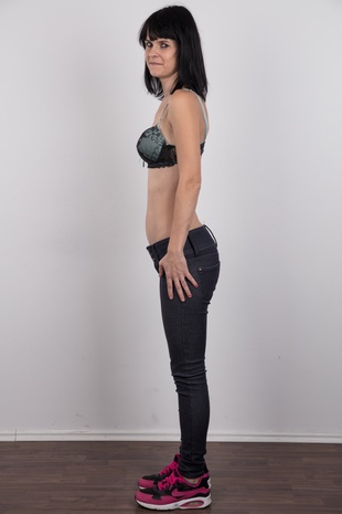 5. Download full pics of model Katka (24) from czechcasting.com