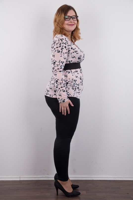 3. Download full pics of Karolina (21) from czechcasting.com