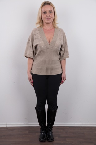 2. Download full pics of model Gerlinda (43) from czechcasting.com