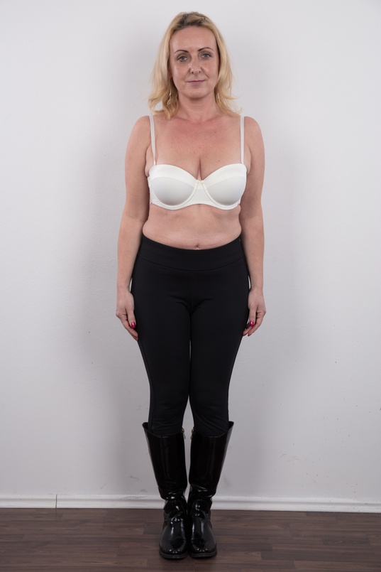 3. Download full pics of Gerlinda (43) from czechcasting.com