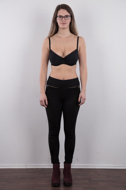 4. Download full pics of Veronika (26) from czechcasting.com