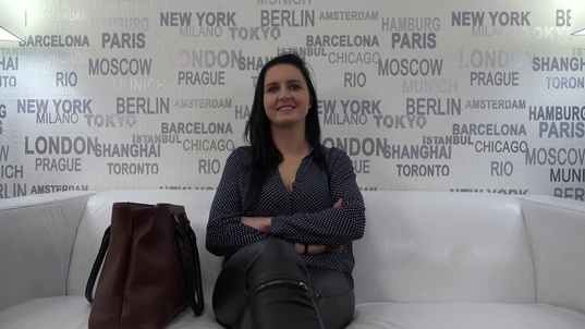 1. Download full pics of Veronika (24) from czechcasting.com