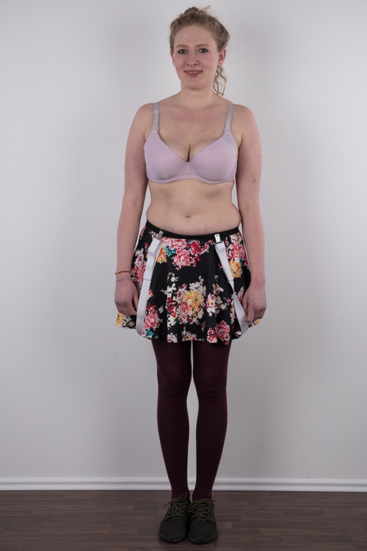 3. Download full pics of Nikol (25) from czechcasting.com