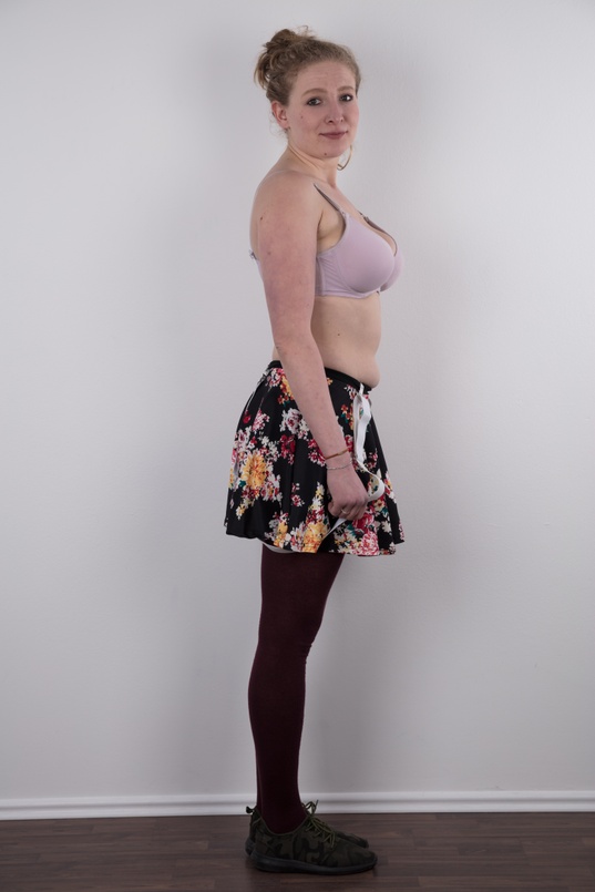 4. Download full pics of Nikol (25) from czechcasting.com