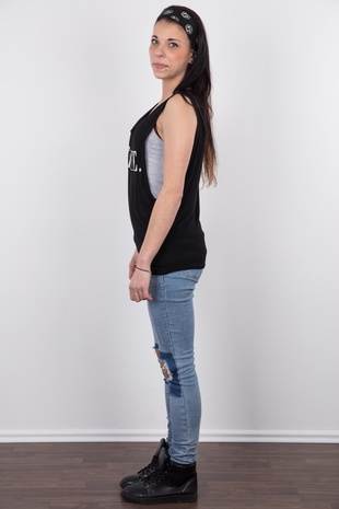 4. Download full pics of model Beata (23) from czechcasting.com