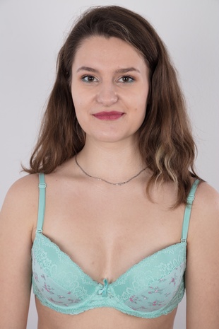 4. Download full pics of model Tereza (20) from czechcasting.com