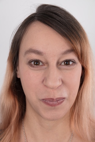 1. Download full pics of model Hana (29) from czechcasting.com