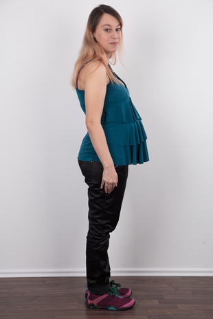 3. Download full pics of model Hana (29) from czechcasting.com