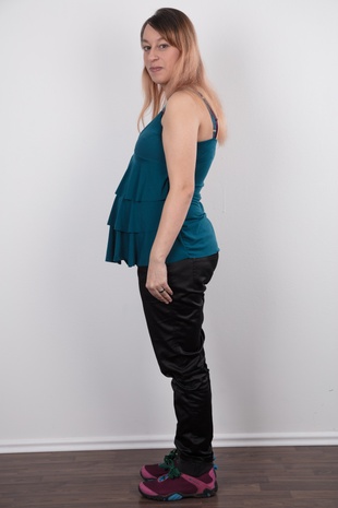 4. Download full pics of model Hana (29) from czechcasting.com