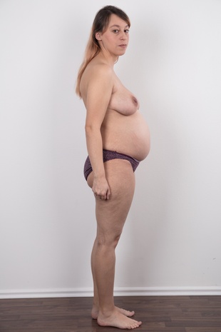 7. Download full pics of model Hana (29) from czechcasting.com