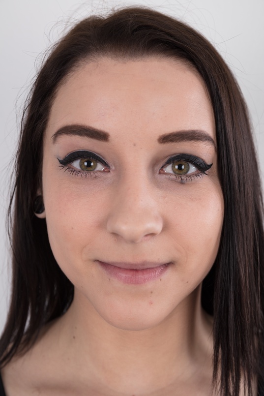 1. Download full pics of Tereza (20) from czechcasting.com