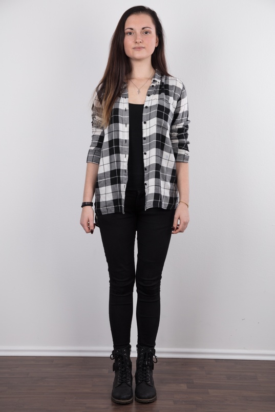 2. Download full pics of Petra (18) from czechcasting.com