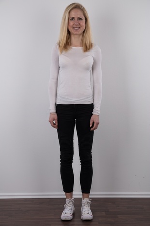 2. Download full pics of model Katka (28) from czechcasting.com