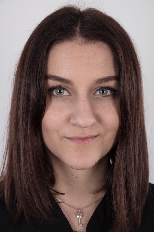 1. Download full pics of Kristyna (20) from czechcasting.com