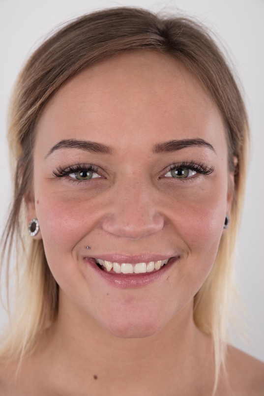 1. Download full pics of Julie (21) from czechcasting.com