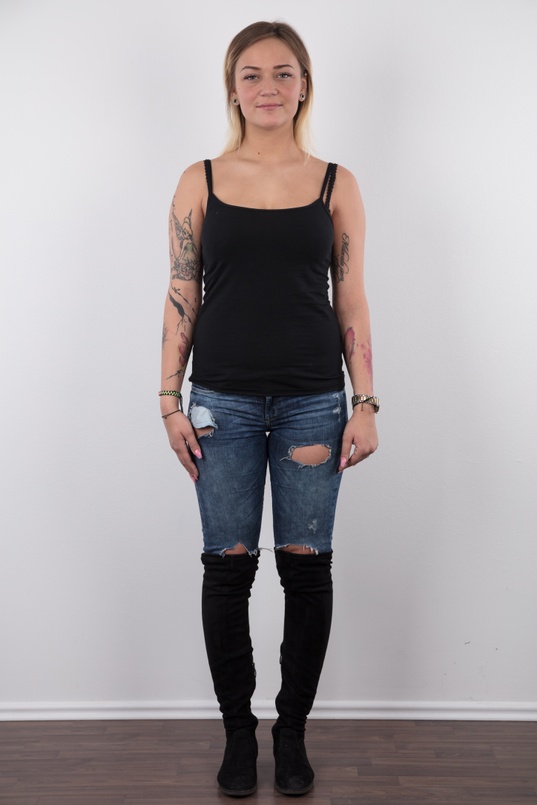 2. Download full pics of Julie (21) from czechcasting.com