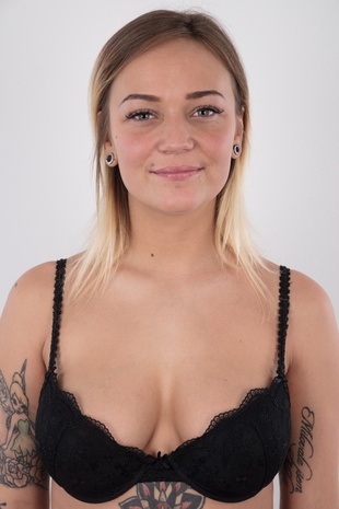 5. Download full pics of model Julie (21) from czechcasting.com