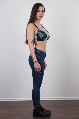 6. Download full pics of model Veronika (19) from czechcasting.com