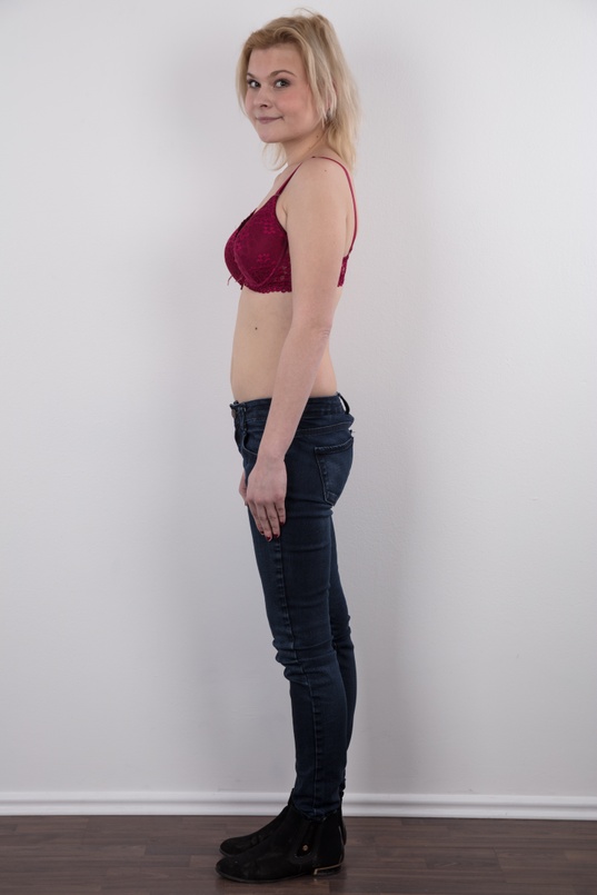 5. Download full pics of Tereza (19) from czechcasting.com