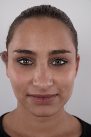 1. Download full pics of model Anna (23) from czechcasting.com