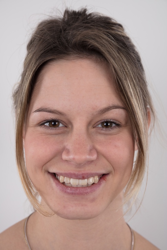 1. Download full pics of Martina (21) from czechcasting.com