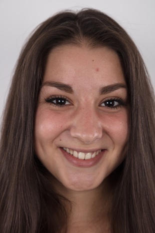 1. Download full pics of model Denisa (22) from czechcasting.com