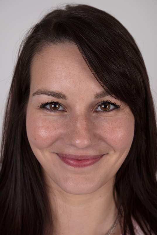 1. Download full pics of Vendula (27) from czechcasting.com