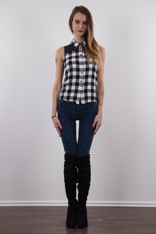 2. Download full pics of model Adela (21) from czechcasting.com