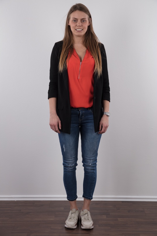 2. Download full pics of Pavlina (26) from czechcasting.com