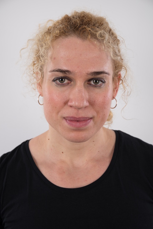 1. Download full pics of Bara (31) from czechcasting.com