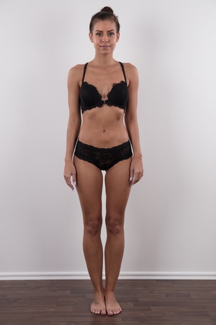 6. Download full pics of model Nikol (26) from czechcasting.com