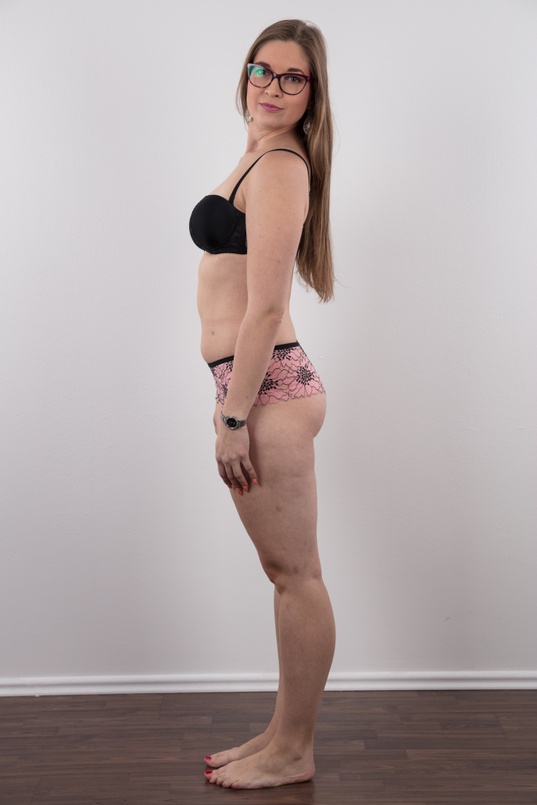 7. Download full pics of Viktorie (24) from czechcasting.com