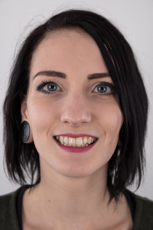 1. Download full pics of Anna (23) from czechcasting.com