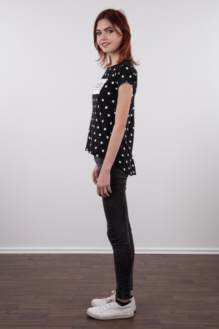 4. Download full pics of model Andrea (18) from czechcasting.com