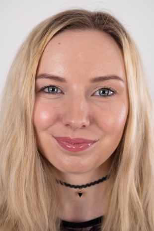 1. Download full pics of model Jana (23) from czechcasting.com