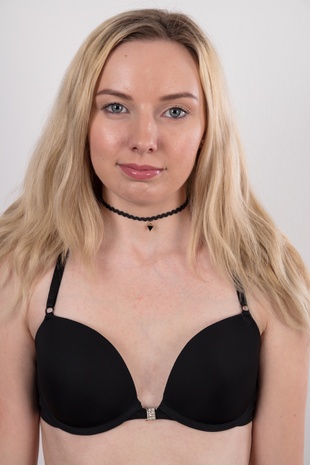 7. Download full pics of model Jana (23) from czechcasting.com