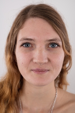 1. Download full pics of model Lenka (29) from czechcasting.com