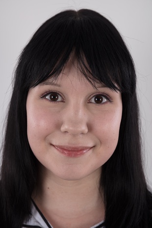 1. Download full pics of model Karolina (22) from czechcasting.com