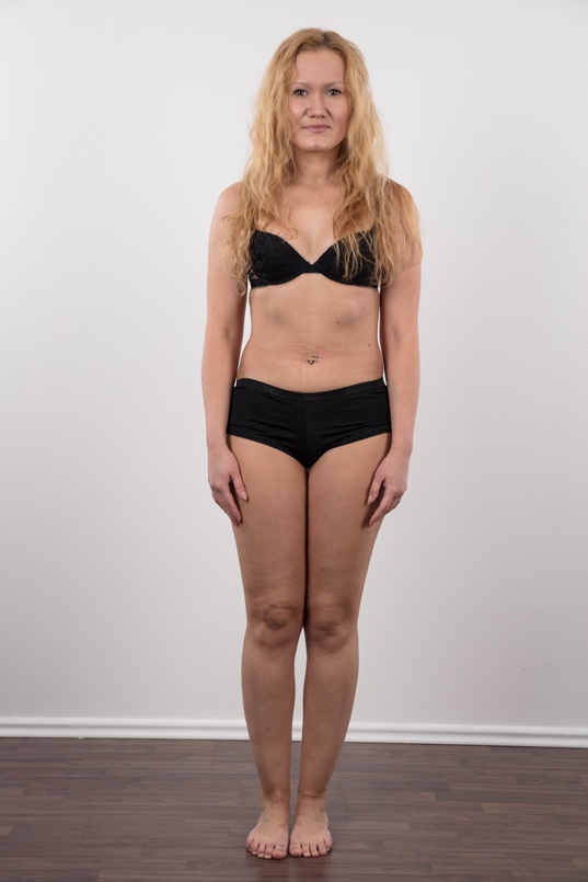 6. Download full pics of Viktorie (32) from czechcasting.com