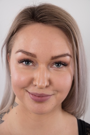 1. Download full pics of model Kristyna (22) from czechcasting.com