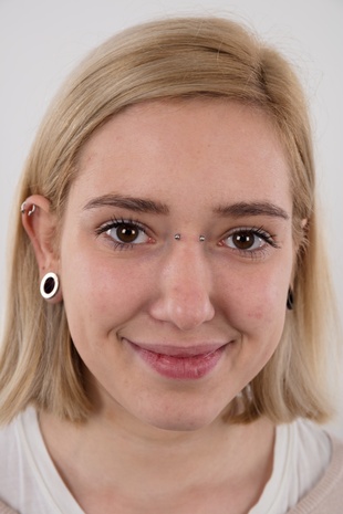 1. Download full pics of model Nikola (18) from czechcasting.com